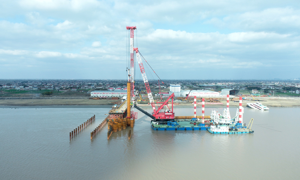 2月13日，中國中鐵勘察設(shè)計并建設(shè)的滬渝蓉高速鐵路崇啟公鐵長江大橋正式進入主體施工階段，建成后將成為世界最大跨度公鐵兩用無砟軌道斜拉橋。