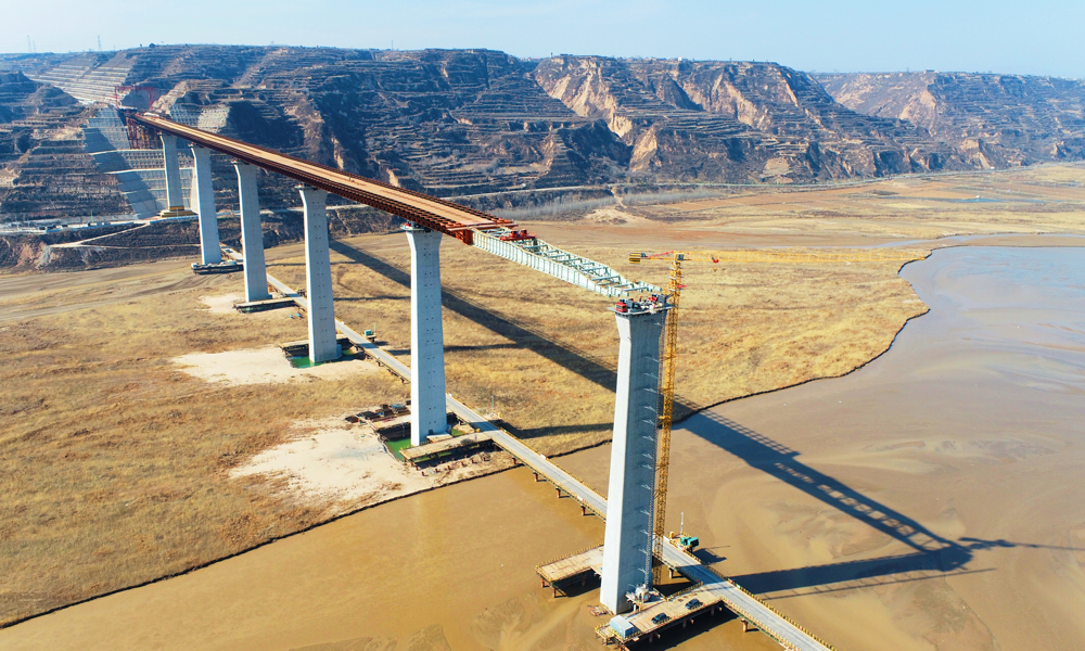 近日，由中國鐵建旗下鐵建投資投資、中國鐵建大橋局施工的臨猗黃河大橋再傳捷報。該橋山西、陜西雙側頂推成功突破1600米大關，為全年頂推施工任務完成及鋼箱梁合龍奠定了堅實基礎。圖為大橋頂推施工現場航拍。