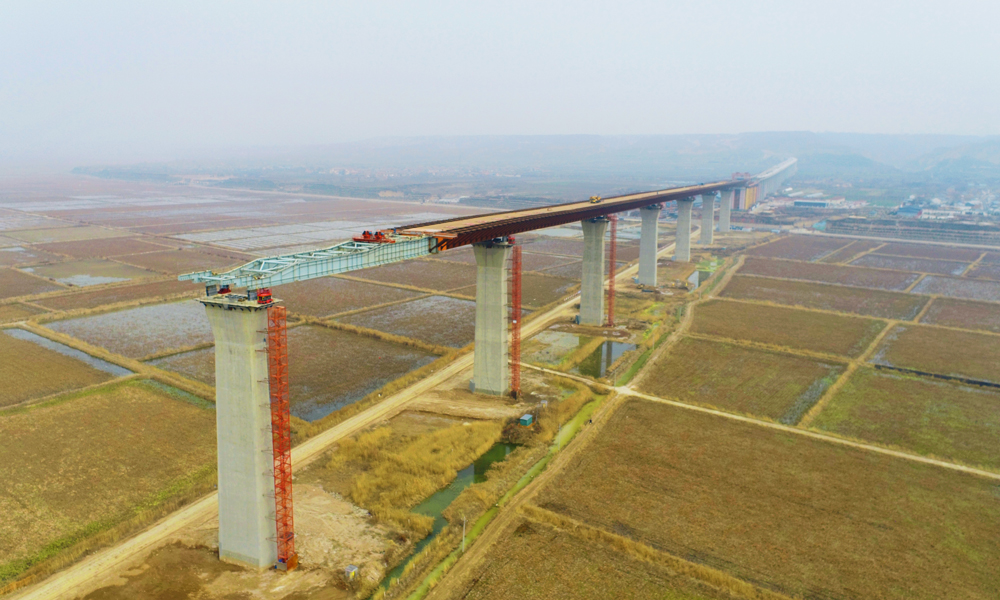 該橋創下連續頂推長度（連續頂推總長度為3816米）、最大頂推長度（單聯最大頂推長度為1912米）、頂推施工時同步控制千斤頂數量（單聯最多控制66臺千斤頂）、單橋耐候鋼使用量（全橋共使用耐候鋼5.7萬噸）4項世界第一的紀錄。截至目前，該橋山西側頂推完成890.3米，陜西側頂推完成770米。圖為大橋山西側施工作業現場。