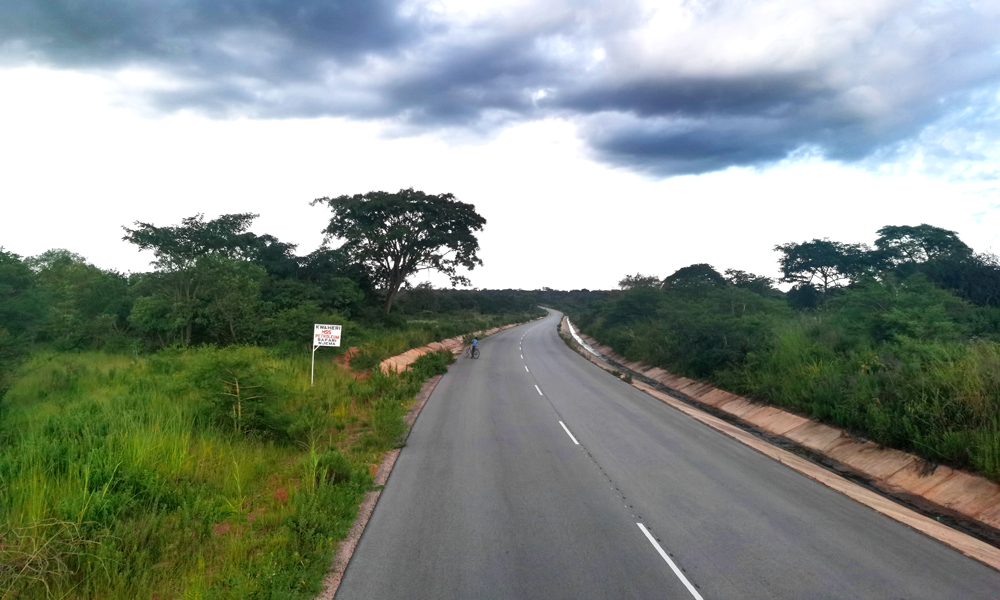 近日，中國中鐵旗下中鐵七局承建的坦桑尼亞108公里道路升級項目，經由坦桑尼亞國家公路局代表、卡塔維省公路局代表、監理咨詢工程師等一行人組成的10人驗收工作小組檢查認定，順利通過終交驗。圖為坦桑尼亞108公里道路升級項目。