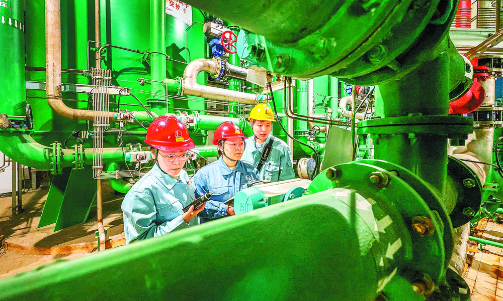 近日，中國石化揚子石化熱電廠交換器正洗水回用項目投用。裝置管理人員加強巡檢，做好關(guān)鍵儀表、設(shè)備特護，24小時不間斷監(jiān)控記錄運行情況，確保安穩(wěn)運行。圖為員工優(yōu)化調(diào)整運行參數(shù)。