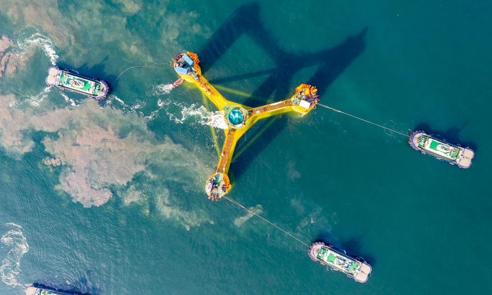 3月26日，我國首座深遠(yuǎn)海浮式風(fēng)電平臺(tái)“海油觀瀾號(hào)”在廣東珠海福陸碼頭啟航前往海南文昌海域。這標(biāo)志著我國深遠(yuǎn)海風(fēng)電關(guān)鍵技術(shù)取得重大進(jìn)展，海上油氣開發(fā)邁出進(jìn)軍“綠電時(shí)代”的關(guān)鍵一步。