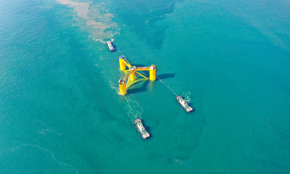 “海油觀瀾號(hào)”是目前世界上最深最遠(yuǎn)，同時(shí)也是全球首個(gè)給海上油氣田供電、海域環(huán)境最惡劣的半潛式深遠(yuǎn)海風(fēng)電平臺(tái)，在單位兆瓦投資、單位兆瓦用鋼量、單臺(tái)浮式風(fēng)機(jī)容量等多個(gè)指標(biāo)上，處于國際先進(jìn)水平。