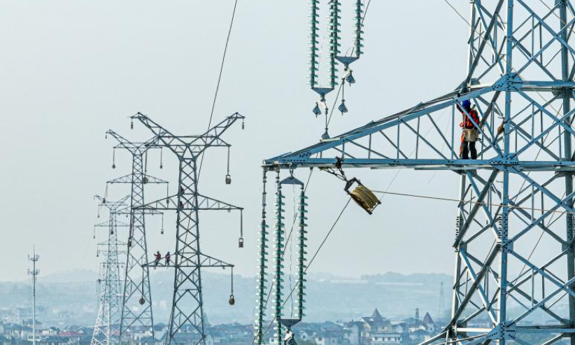 近日，國家電網(wǎng)浙江電力員工架設(shè)夏金—太真220千伏輸電線路。