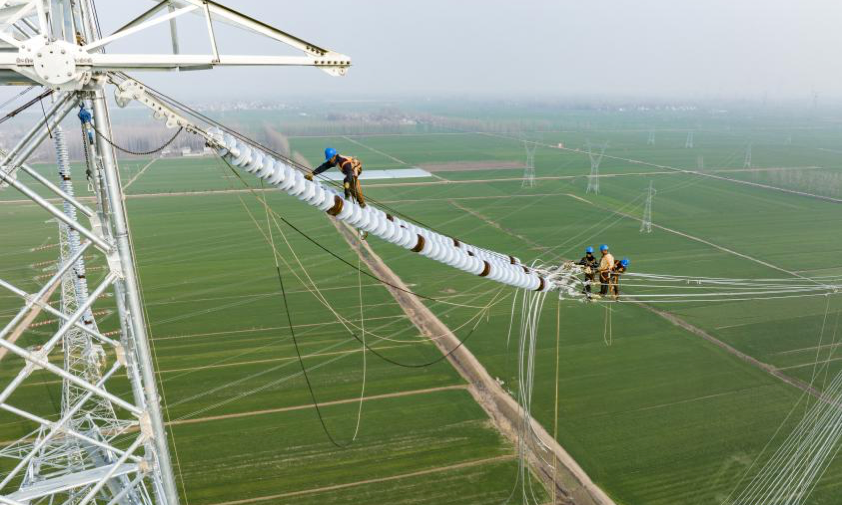 近日，國家電網(wǎng)河南電力員工在駐馬店—武漢1000千伏特高壓線路開展架線作業(yè)。