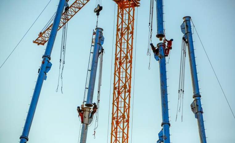 近日，國家電網(wǎng)江西電力員工開展武漢—南昌1000千伏特高壓工程組塔施工。