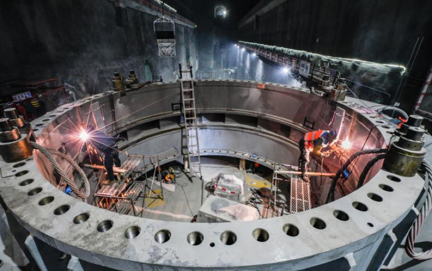 近日，國家電網(wǎng)新源浙江寧海抽水蓄能電站工程建設(shè)人員組裝焊接1號機組座環(huán)蝸殼。