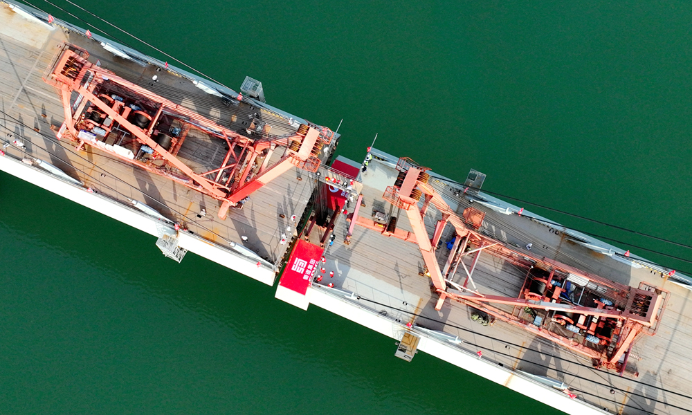 新建漢巴南高鐵（南充—巴中段）正線全長148公里，設計時速250公里，于2019年底開工建設。該高鐵將結束巴中市尚無高鐵的歷史，是380萬老區人民翹首以盼的通聯之路。同時，線路縱貫儀隴、巴中、南鄭等川陜革命根據地核心地帶，是一條追溯英雄足跡的“紅色高鐵”，更是一條飛越天塹、打通阻隔，催動區域發展勢能，落實鄉村振興戰略的“振興高鐵”。圖為合龍現場俯瞰。