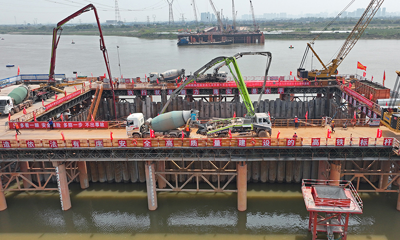 中鐵大橋局工人在揚子洲贛江公鐵大橋建設現場施工（4月2日攝，無人機照片）。新華社記者 萬象 攝