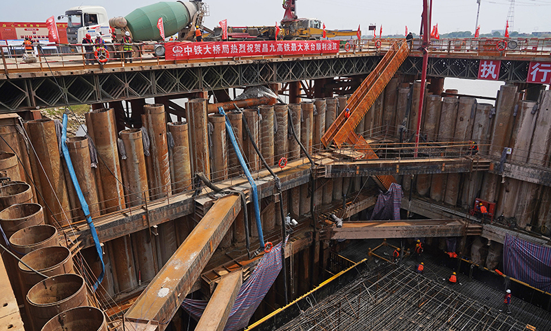 中鐵大橋局工人在揚子洲贛江公鐵大橋建設現場施工（4月2日攝）。新華社記者 萬象 攝