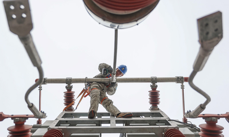 近日，國家電網(wǎng)江蘇送變電公司員工對110千伏避雷器設(shè)備實施復(fù)引連接。
