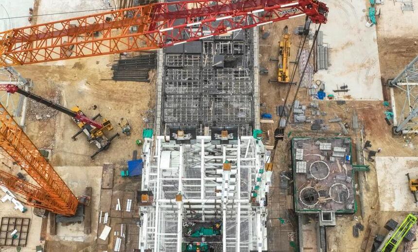目前，海南商業(yè)航天發(fā)射場的建設工作正在緊張進行中。中國航天科技集團有限公司一院特車公司承建的一號工位固定勤務塔已完成第7、第8層的鋼構吊裝，即將開展第9、10層鋼結構吊裝；一號工位1號避雷塔已安裝至第6層，4號避雷塔已安裝第3層；其余前置設備間、噴水降噪設施建設穩(wěn)步推進，發(fā)射臺和回轉平臺正在島外加緊生產。中國新聞網(wǎng)記者 駱云飛 攝
