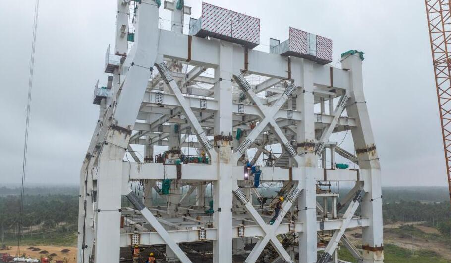 當前，該項目建設正在提速，設備生產和現(xiàn)場施工日夜不停同步進行。據(jù)悉，今年5月底將完成勤務塔主體結構建設，今年底完成一號發(fā)射工位總體目標設備設施的現(xiàn)場安裝調試工作。中國新聞網(wǎng)記者 駱云飛 攝