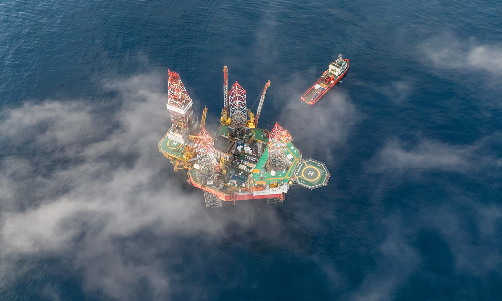 近日，中國海油東方13-2氣田調(diào)整井鉆完井項(xiàng)目創(chuàng)新采用“拖航、就位及壓載階段費(fèi)用包干”模式，高質(zhì)量完成年度首次“海洋石油944”鉆井平臺靠東方13-2WHPA生產(chǎn)平臺精準(zhǔn)就位和插樁壓載作業(yè)，作業(yè)提效25%。