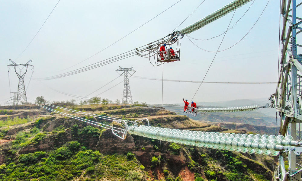 近日，國(guó)家電網(wǎng)山西送變電公司員工開展呂梁—晉中1000千伏變電站500千伏線路工程建設(shè)高空作業(yè)，保障迎峰度夏期間電力可靠供應(yīng)。