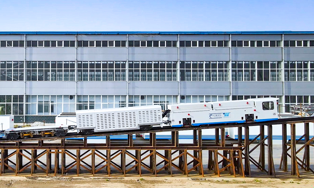 三軌雙模式驅(qū)動(dòng)液壓運(yùn)輸編組“攀登者”是水平運(yùn)輸編組列車的創(chuàng)新產(chǎn)品，解決了零下40攝氏度、狹小空間、超大坡度等多種極端工況下的隧道施工物料運(yùn)輸難題，同時(shí)首創(chuàng)雙重剎車模式，超大坡度下制動(dòng)性能優(yōu)異。該產(chǎn)品適應(yīng)隧道最大坡度400‰，制動(dòng)距離小于10米，具備超強(qiáng)爬坡能力、制動(dòng)平穩(wěn)可靠、驅(qū)動(dòng)模塊化等功能，適用于抽水蓄能、地鐵、公路、鐵路、電力、引水及礦山等場(chǎng)景的超大坡度施工運(yùn)輸作業(yè)。