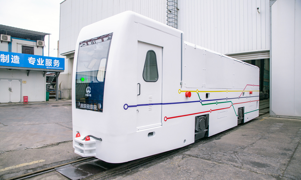 智能化機(jī)車編組是一款可實(shí)現(xiàn)智能輔助駕駛的機(jī)車新產(chǎn)品。工程師運(yùn)用5G通訊、Wifi、激光雷達(dá)、光學(xué)識(shí)別等先進(jìn)技術(shù)，為水平編組列車裝上了“千里眼”，能夠?qū)崿F(xiàn)多模融合無(wú)線數(shù)據(jù)傳輸及精準(zhǔn)定位、可視化云邊端協(xié)同運(yùn)維綜合管理、主動(dòng)安全避障等諸多智能化功能，為隧道智慧建造提供智能運(yùn)輸解決方案。