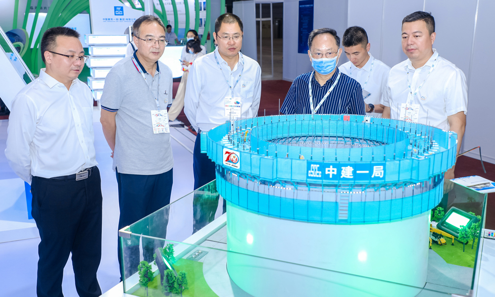 中建一局創新研發的“天空之眼”——高精度智能數控滑模平臺，通過使用電動數控技術，改變了我國四十余年來液壓油泵千斤頂的提升方式，不僅比傳統作業減少近3成的碳排放，更是首次將提升精度控制在毫米級以內。