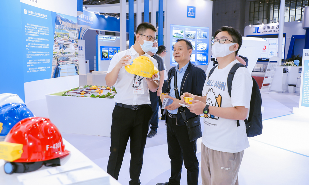 中建一局行業首創的3D立體定位智能“生命罩”，應用創新型傳感網絡技術和定位技術，不僅可以實現對佩戴人員的三維立體定位，還能實時感知監控佩戴人員周邊環境狀態，具備“千里眼”“順風耳”“智慧芯”等強大功能。