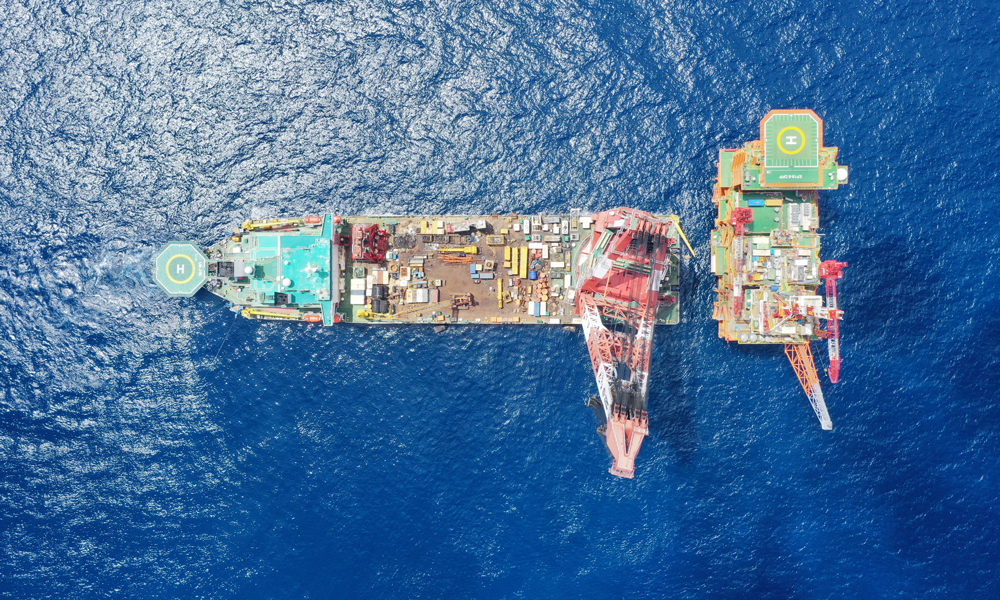 6月8日，在距離深圳西南約200公里的恩平油田群海域，總重超過1.4萬噸的恩平18-6海上采油平臺上部組塊與此前安裝在海底的導管架精準對接，順利完成平臺安裝，整個安裝過程歷時約8小時。此次安裝的恩平18-6上部組塊重14111噸，由“海洋石油228”駁船進行浮托安裝。安裝完成后，恩平18-6平臺預計今年年內投入生產，將同時開發恩平18-6和番禺19-1兩個油田，可為粵港澳大灣區提供穩定可靠的油氣資源。