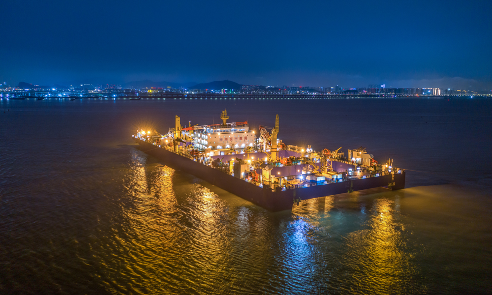 6月11日，廣東省交通集團在建的國家重大工程——深中通道海底隧道最終接頭順利推出，貫通測量結果表明，實現了與東側E24管節精準對接。從2018年4月海底隧道沉管鋼殼試驗段開工，歷時5年多，這座“海底長城”終于合龍。深中通道沉管隧道最終接頭正在進行水下對接。李一 攝 