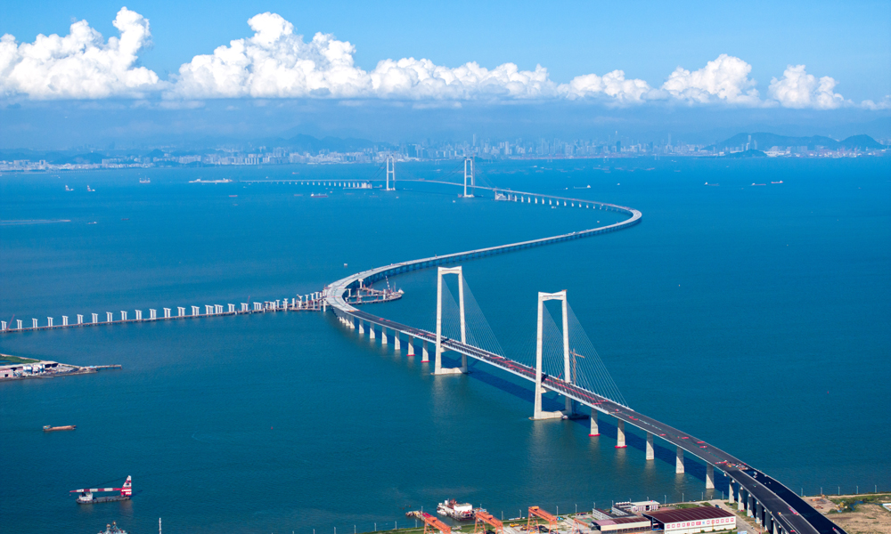 深中通道地處粵港澳大灣區核心區域，是國家重大工程、粵港澳大灣區核心樞紐工程。項目橫跨珠江口東西兩岸，聯通深圳、廣州、中山三地，是集“橋、島、隧、水下互通”于一體、當前世界上建設難度最高的跨海集群工程。圖為深中通道全線航拍。蘇振飛 攝