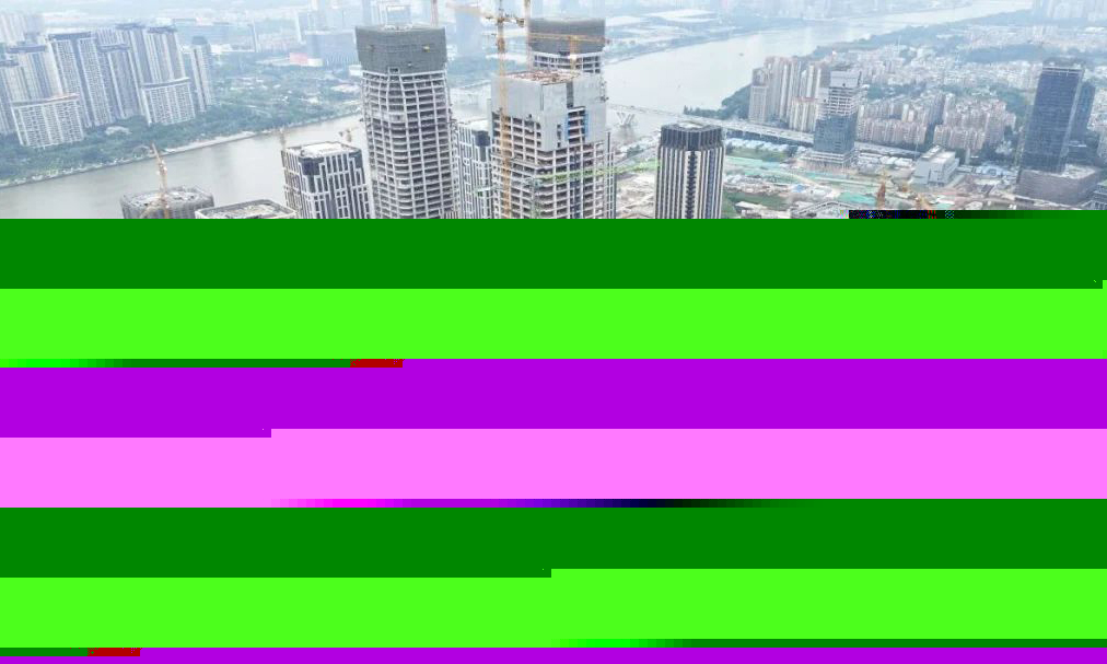 中國建筑奮力攻堅半年目標任務，項目建設現場熱潮涌動，重點工程正在加速推進中。圖中正在建設的廣東廣州新華保險大廈項目是粵港澳大灣區金融合作示范區的重點工程。該項目由中建一局承建，總建筑面積約13.38萬平方米，建設內容為一棟180米高甲級寫字樓。項目建成后，將成為集商業、辦公、公建配套設施于一體的地標性建筑，與周邊寫字樓群、消費場所構成核心辦公及商業區。