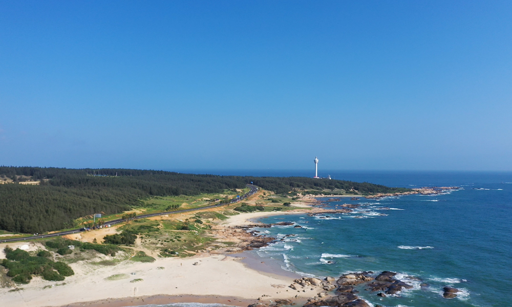 海南環(huán)島旅游公路定位為“國家海岸一號風(fēng)景道”，主線全長約1000公里，其中文昌段主線全長160.5公里、連接線全長97.6公里。自路面施工以來，項目團隊先后克服雨季、原材料運輸?shù)壤щy，嚴(yán)格控制瀝青混合料到場溫度、碾壓溫度、碾壓遍數(shù)等施工環(huán)節(jié)，全力抓質(zhì)量、搶進度，順利完成了文昌段全線瀝青路面施工任務(wù)。圖為海南環(huán)島旅游公路文昌段。