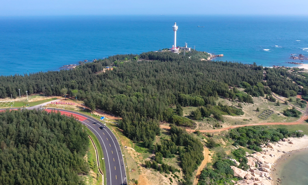 據(jù)了解，海南環(huán)島旅游公路及驛站項目是海南自貿(mào)港先導(dǎo)性重大基礎(chǔ)設(shè)施項目，貫穿海口、文昌、瓊海、萬寧等沿海12個市縣，串聯(lián)沿線特色景觀，為游客呈現(xiàn)海南美麗的濱海風(fēng)光。項目計劃年內(nèi)通車，屆時將把海南大量游客引流到環(huán)島旅游公路上，對助力海南自貿(mào)港、國際旅游消費中心和全域旅游示范省建設(shè)具有重要作用。圖為海南環(huán)島旅游公路文昌段。