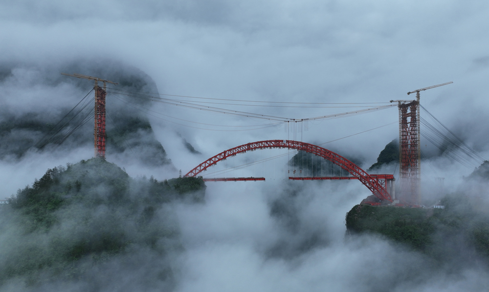 該項目建成后，鶴峰至恩施、宜昌、張家界行車時間將縮短至1.5小時，形成一個以鶴峰為中心的1.5小時城市圈，將有效解決鄂西南快速出口通道問題。圖為近日拍攝的溇水河特大橋。楊順丕 攝