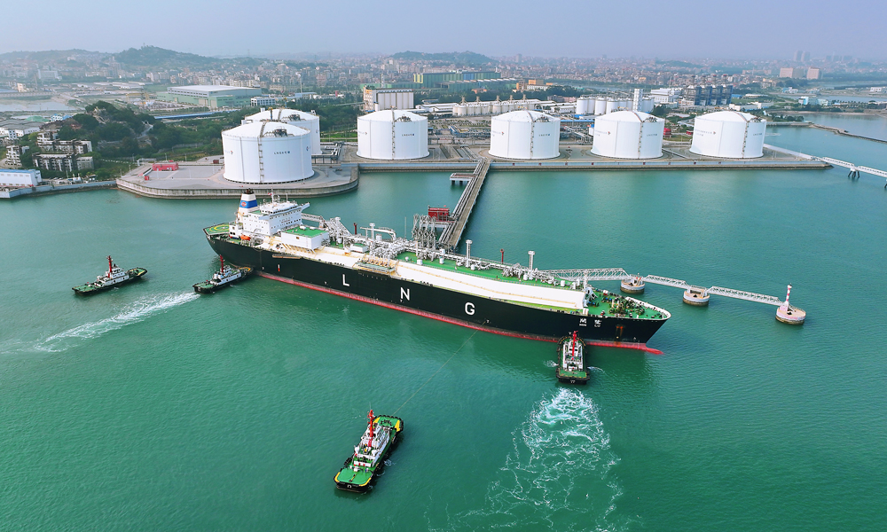 今年6月以來，受高溫天氣影響，福建全省用電需求增長(zhǎng)顯著，中國(guó)海油氣電集團(tuán)福建LNG進(jìn)入迎峰度夏供氣關(guān)鍵時(shí)期。為確保安全供氣，中國(guó)海油福建LNG優(yōu)化船期安排，強(qiáng)化資源配置；科學(xué)調(diào)度氣量，精細(xì)檢維修安排，強(qiáng)化值班值守及巡檢，全力做好電力保障工作。