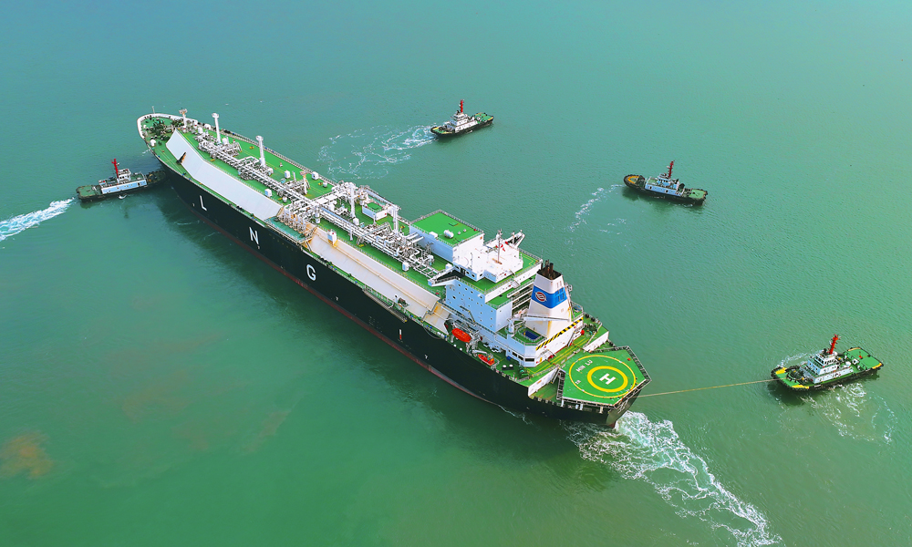 近日，LNG運(yùn)輸船靠泊中國(guó)海油氣電集團(tuán)福建LNG接收站。