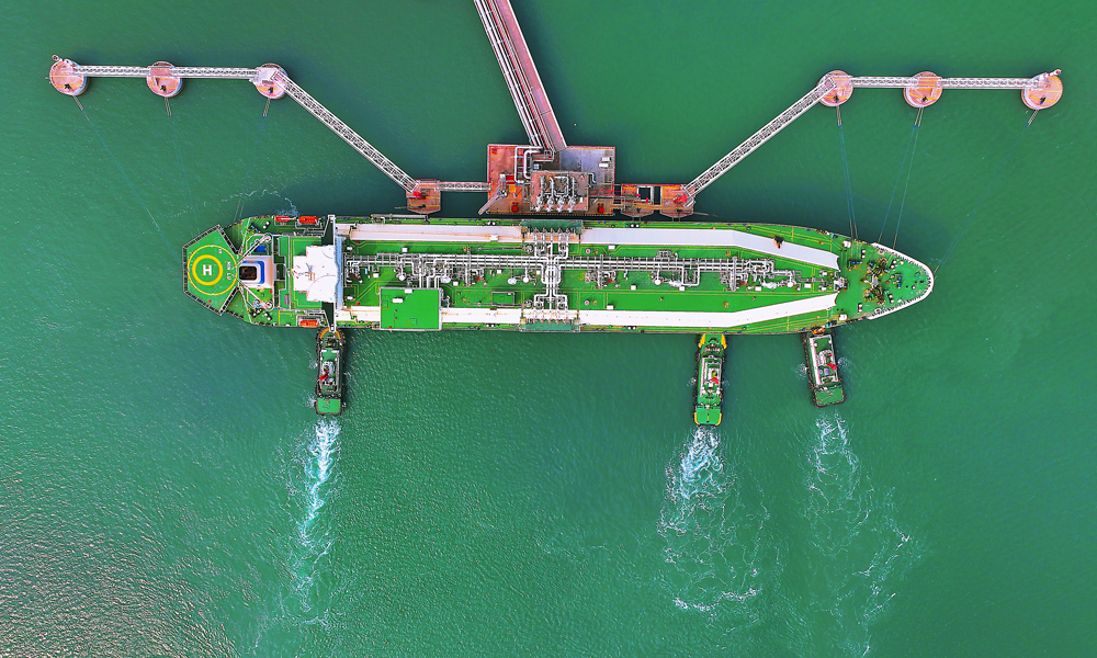 近日，LNG運(yùn)輸船靠泊中國(guó)海油氣電集團(tuán)福建LNG接收站。