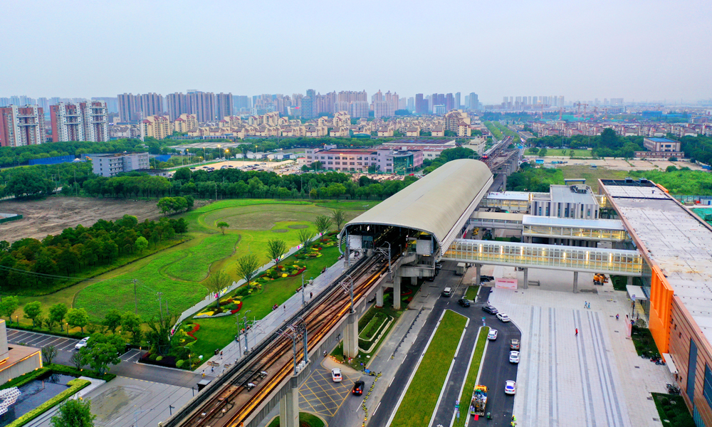 6月24日，中國中鐵旗下中鐵一局、四局、七局、八局、九局、十局、電氣化局、上海局等單位參建的蘇州軌道交通11號線開通運營，與上海軌道交通11號線無感換乘同步啟動。這是國內首條全自動運行市域軌道交通線路、中國縣域第一條穿越全城軌交線路，是蘇州首條市域軌交線路，也是首條與上海軌道交通線網對接的軌交線路，還是蘇州單線最長、時速最快、穿越湖泊最長的軌交線路。圖為蘇州軌道交通11號線花橋站。