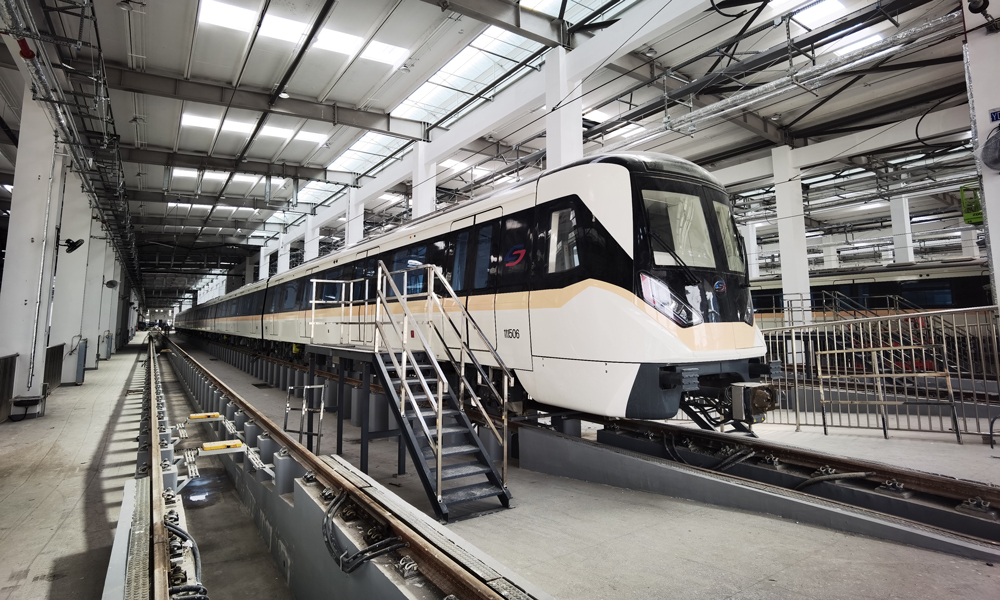 蘇州軌道交通11號線全長41.25公里，設站28座，西起蘇州工業(yè)園區(qū)唯亭站，與蘇州軌道交通3號線換乘，3號線未來將繼續(xù)西延，與無錫地鐵3號線銜接；東至昆山花橋站，與上海軌道交通11號線換乘。采用6節(jié)編組B型列車，設計速度100公里/小時，全程運營時間約57分鐘。圖為朝陽車輛段運用庫。