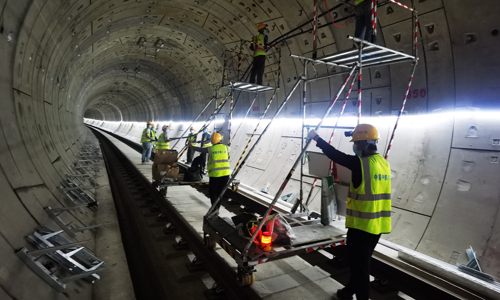 項目建設中，中國中鐵參建單位合理優(yōu)化施工工序，充分采用BIM技術，實現預制工廠化、施工裝配化、管理信息化、運維智慧化，攻克多重難題，為蘇州軌道交通隧道盾構施工技術的創(chuàng)新與突破積累了寶貴經驗。圖為蘇州軌道交通11號線信號系統(tǒng)區(qū)間漏纜敷設。