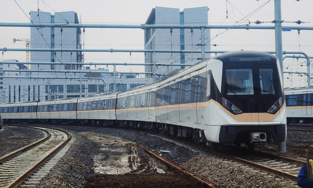 作為長三角一體化基礎設施互聯(lián)互通的示范工程，蘇州市軌道交通11號線與上海軌道交通網跨省域“無縫對接”，對推動滬蘇同城化發(fā)展，增強蘇州、昆山中心城區(qū)的輻射能力，引導城市空間布局優(yōu)化，引領新型城鎮(zhèn)化建設，促進交通、產業(yè)、空間一體化布局，實現長三角城市群的協(xié)同發(fā)展，有著極其重要的示范意義。圖為蘇州軌道交通11號線車輛進場。