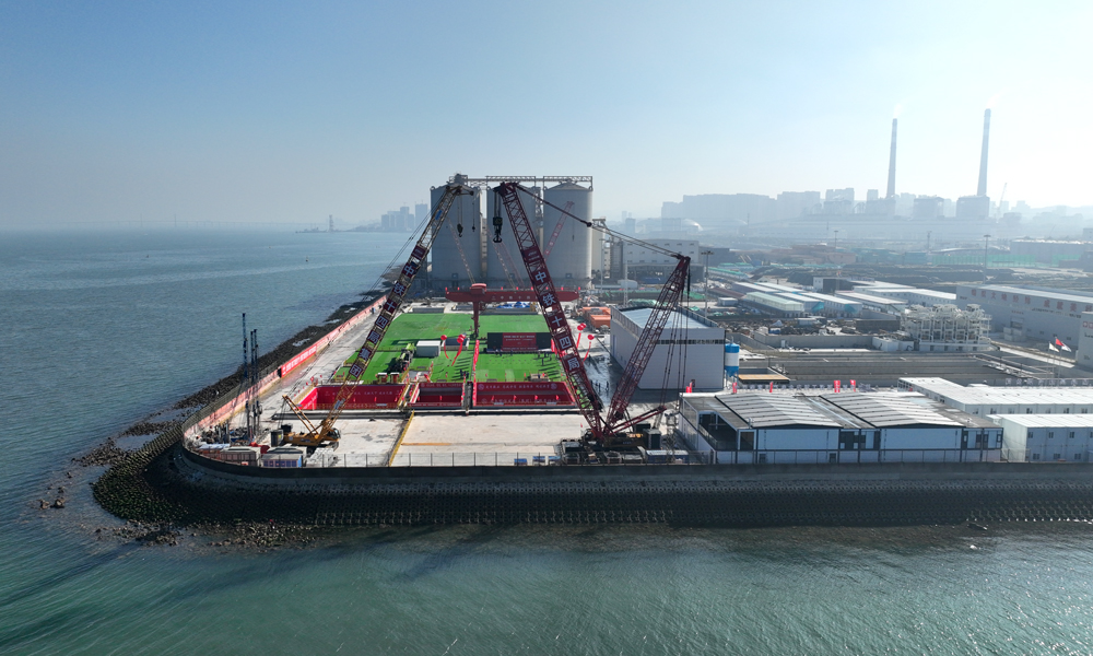 膠州灣第二海底隧道地質(zhì)復(fù)雜，穿越多處破碎帶和上軟下硬地層，隧道將長距離在硬巖掘進(jìn)，最大水壓達(dá)到0.96兆帕，盾構(gòu)機(jī)將在海中接收及洞內(nèi)拆解。根據(jù)地質(zhì)條件與建設(shè)環(huán)境的不同，設(shè)計(jì)采用鉆爆、盾構(gòu)組合工法穿越膠州灣。圖為始發(fā)儀式現(xiàn)場。