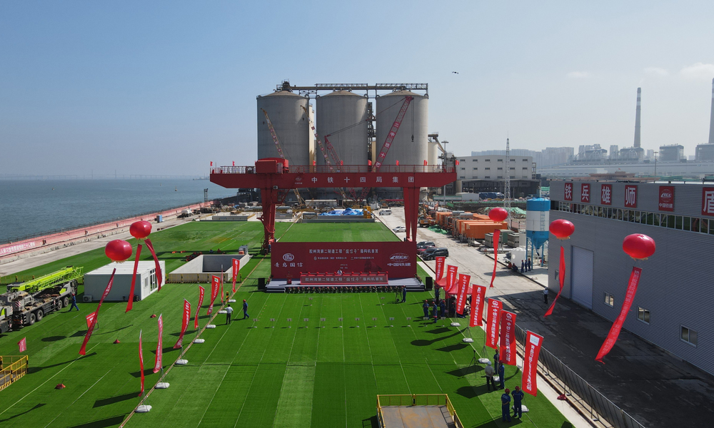 本次始發(fā)的“國信號”服務(wù)隧道盾構(gòu)機(jī)開挖直徑8.18米，主機(jī)總長180米，總重1686噸，配置了伸縮式主驅(qū)動、伸縮式開挖加監(jiān)視系統(tǒng)、泥漿循環(huán)系統(tǒng)、SAMSON保壓系統(tǒng)等一系列智能系統(tǒng)，還應(yīng)用了同步雙液注漿、同步拼裝等多項(xiàng)前沿技術(shù)。主軸承配備4道外密封和3道內(nèi)密封，可承受最大開挖面壓力達(dá)到1.2兆帕，以確保安全平穩(wěn)掘進(jìn)。同時，建設(shè)團(tuán)隊(duì)根據(jù)建設(shè)條件和項(xiàng)目特點(diǎn)，設(shè)計(jì)采用高強(qiáng)高抗?jié)B性的鋼筋鋼纖維混凝土管片，并通過預(yù)制箱涵特殊設(shè)計(jì)，首次在8米級盾構(gòu)內(nèi)實(shí)現(xiàn)下部結(jié)構(gòu)同步施工，為工程安全高效的建設(shè)提供了技術(shù)保障。圖為始發(fā)儀式現(xiàn)場。