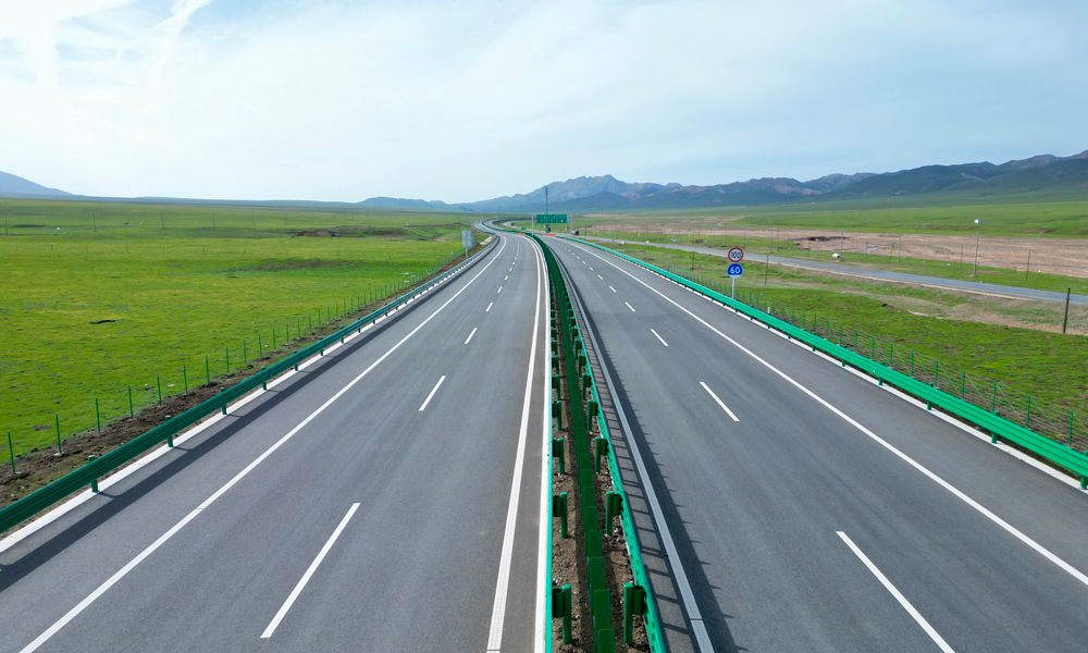 建設(shè)過(guò)程中，中鐵五局超前規(guī)劃，科學(xué)組織，打造房建BIM技術(shù)4D管理運(yùn)用、標(biāo)線智能化設(shè)備系統(tǒng)、毫米級(jí)GPS攤鋪控制系統(tǒng)、壓路機(jī)信息化系統(tǒng)等數(shù)字化智能管控系統(tǒng)，推進(jìn)項(xiàng)目高效優(yōu)質(zhì)建設(shè)。圖為青海扁門高速公路。