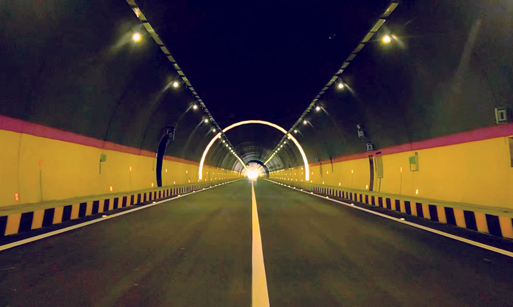 據(jù)了解，扁門高速是國(guó)家高速公路網(wǎng)中G0611張掖至汶川公路段中的一段，也是青海省高速公路網(wǎng)“三縱、四橫、十連線”的“一縱”扁都口至賽爾龍高速公路首段，是青海省重要的出省大通道。項(xiàng)目建設(shè)對(duì)推動(dòng)“一帶一路”倡議、深入實(shí)施國(guó)家西部大開(kāi)發(fā)戰(zhàn)略、完善國(guó)家和青海省高速公路網(wǎng)、促進(jìn)沿線資源開(kāi)發(fā)和經(jīng)濟(jì)社會(huì)發(fā)展、促進(jìn)沿線區(qū)域旅游發(fā)展具有非常重要的意義。圖為青海扁門高速公路（峨堡至盤坡段）景陽(yáng)嶺隧道。