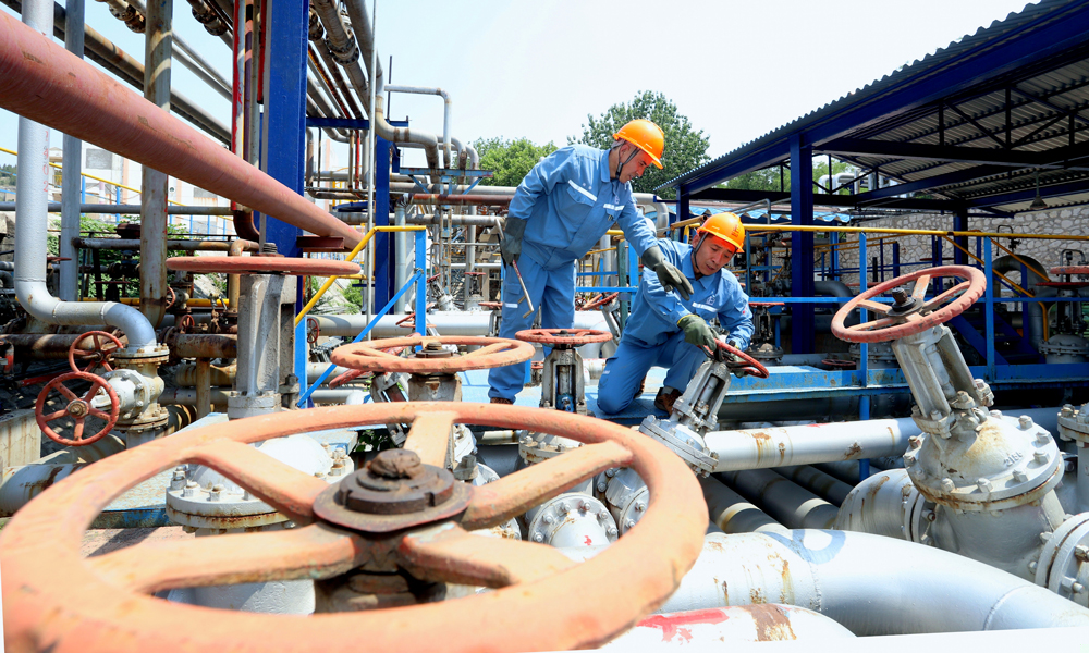 近期，全國多地出現持續高溫天氣，中國石化強化安全生產責任，加強巡檢和隱患排查，對關鍵設備實施特護運行，積極落實防暑降溫措施，消除不安全因素，保障裝置安全穩定運行。圖為近日，齊魯石化勝利煉油廠員工調整裝車管線壓力。