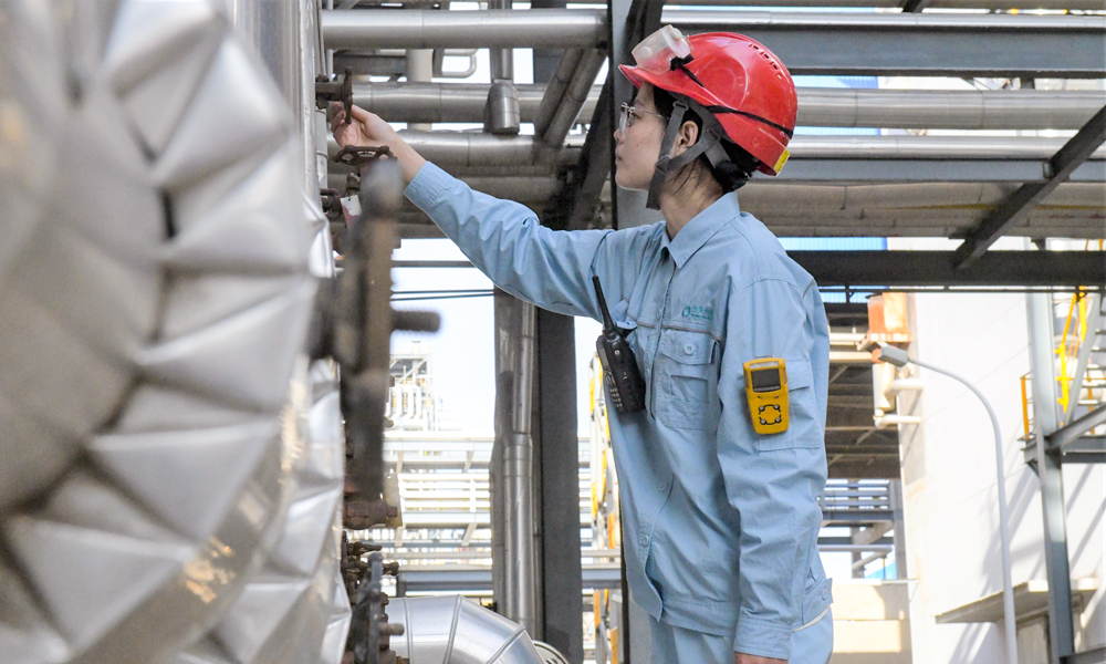 中國石化中天合創全面排查整治安全風險及隱患，對現場安全設施、電氣儀表、管道、閥門、機泵等逐一排查，全力消除安全生產盲點和死角，確保設備設施運行安全平穩。圖為近日，工作人員檢查設備運行情況。姚寧 攝