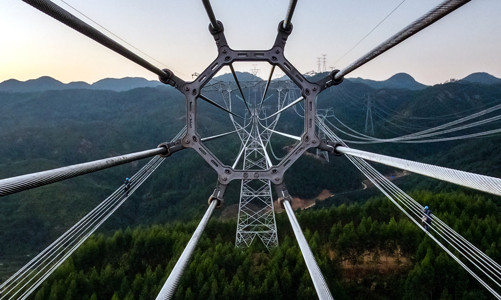 粵港澳大灣區500千伏外環東段工程采用眾多創新工藝技術和設備，在國內首次應用500千伏室內8000安GIS設備以及500千伏室外8000安HGIS設備，并在南方電網首次創新應用八分裂導線。