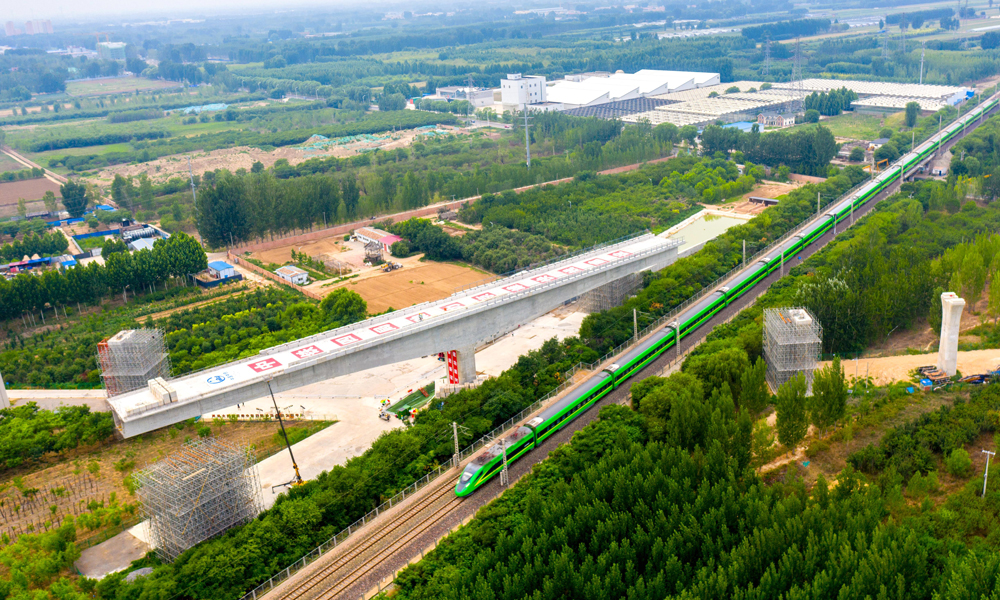 此次合龍的轉體梁重8500噸，長148.59米，轉體前于京九鐵路西側澆筑。在萬噸球鉸的牽引下，轉體梁以每分鐘1°15′度的速度順時針轉動55°66′度后到達指定位置。相比于傳統的連續梁施工，轉體施工方案具有對既有結構物干擾小、鄰近營業線施工安全更易受控等特點。圖為跨京九鐵路轉體梁轉體前航拍。