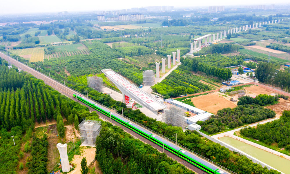 雄安新區至北京大興國際機場快線途經雄安新區、保定市區、廊坊市霸州市及永清縣，是雄安新區規劃軌道快線網中的主干線。項目建成后，雄安將實現30分鐘到北京大興機場、1小時到北京麗澤商務區，對于構建京雄一小時都市圈、增強雄安新區對北京非首都功能疏解的吸引力、促進京津冀協同發展具有重要意義。圖為跨京九鐵路轉體梁轉體前航拍。