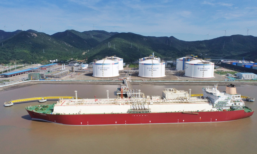 目前正值迎峰度夏供氣關(guān)鍵時期，中國海油浙江LNG強化資源配置，科學調(diào)度氣量，全力做好電力保障工作。圖為近日，來自卡塔爾的LNG運輸船“加拉塔”號在中海洋石油集團有限公司寧波“綠能港”浙江LNG接收站碼頭順利完成9.4萬噸LNG貨物卸載，這標志著中國海油所屬的中海浙江寧波液化天然氣有限公司保稅倉庫累計進口量突破100萬噸，同時創(chuàng)下保稅LNG單次接卸量新高。