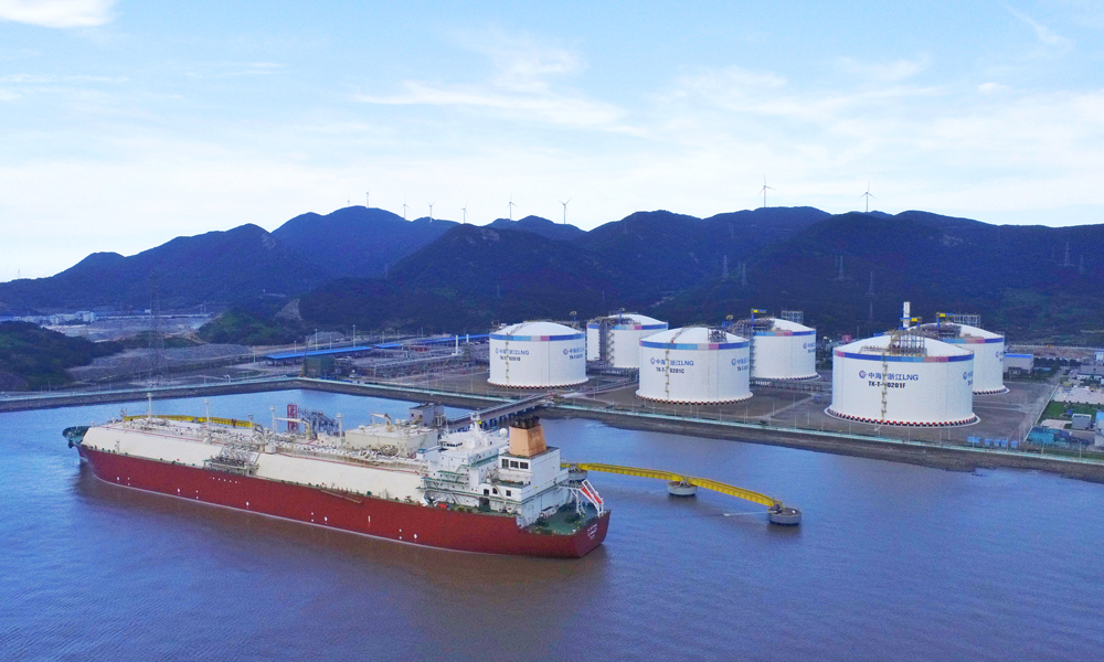 近日，來自卡塔爾的LNG運輸船“加拉塔”號正在中國海油浙江LNG接收站碼頭開展卸貨作業(yè)。