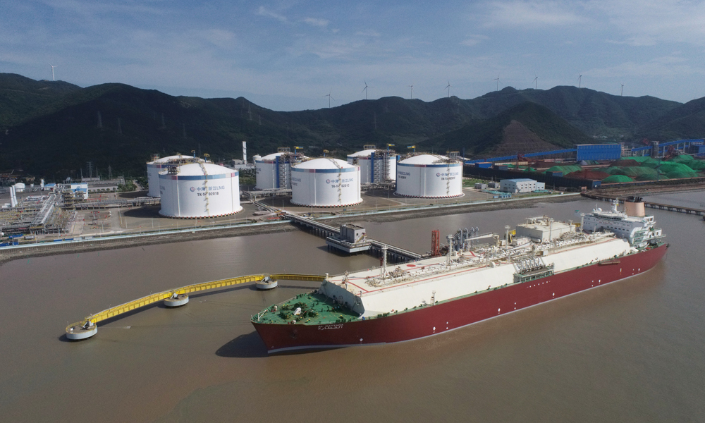 近日，來自卡塔爾的LNG運輸船“加拉塔”號正在中國海油浙江LNG接收站碼頭開展卸貨作業(yè)。