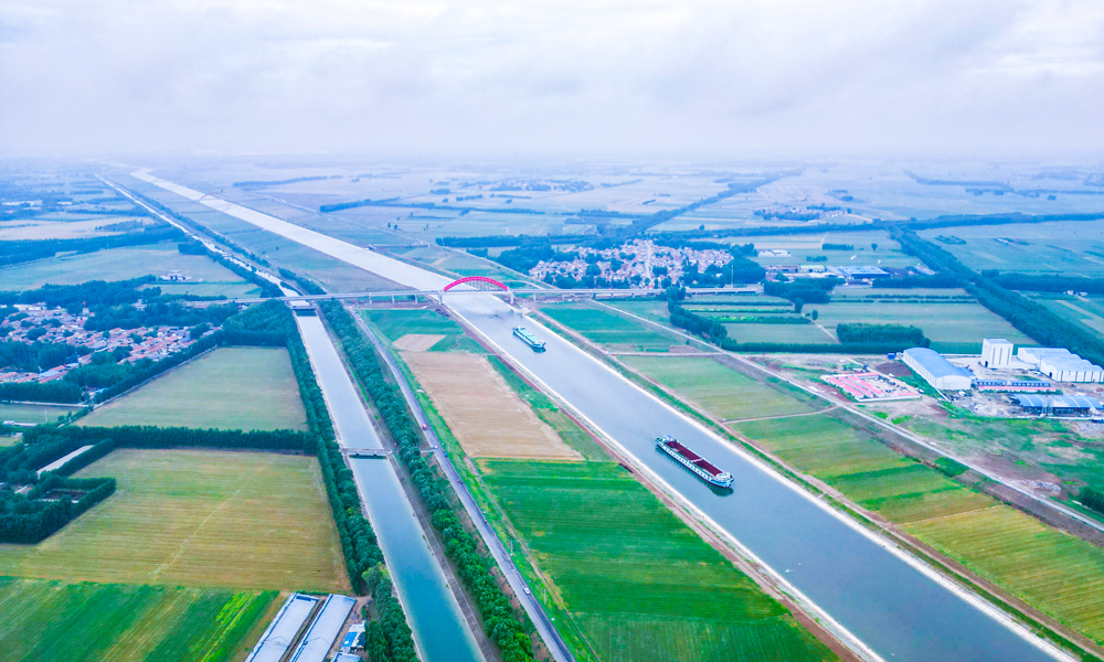 近日，隨著汽笛鳴動，千噸貨輪魯清101號駛進濟南港區，由中國鐵建投資集團投資建設，中國鐵建港航局、中國鐵建大橋局、中鐵十四局、中鐵二十五局等單位參建的山東小清河復航工程基本完工，正式具備全線通航條件，意味著擁有900年歷史的古河道華麗蛻變，為山東打開一條陸海新通道。圖為千噸貨輪魯清101號正在進行空載試航。